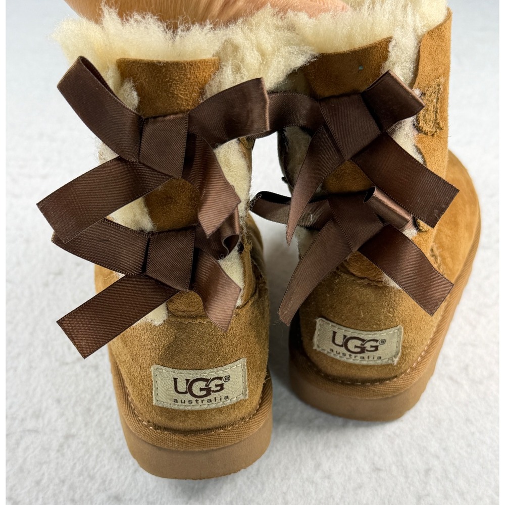 UGG Mini Bailey Bow Chestnut Sheepskin Boots Kids Size 11 3280T - Picture 2 of 8